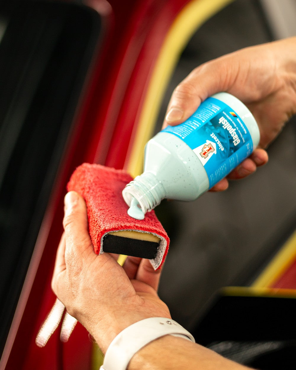 Person applying einszett Glaspolish  to an applicator.